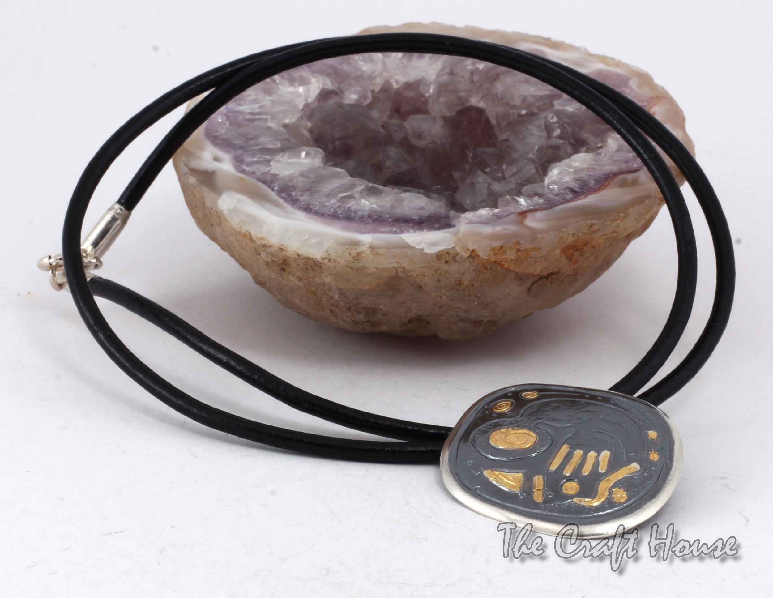 Колие с гравюра и позлата - 90 лв (46.02 €)