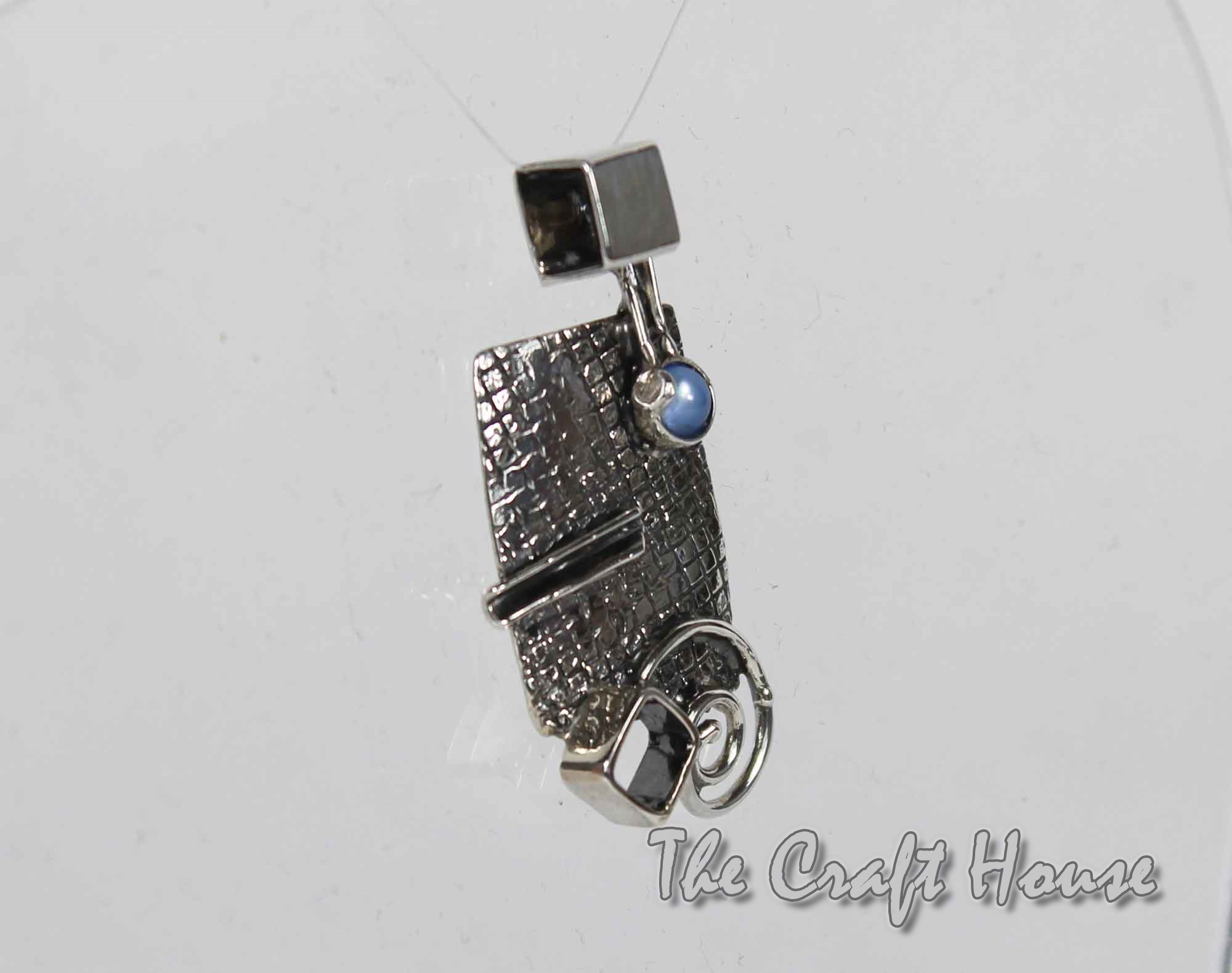 Pendant with Cat's eye stone - 68 € (132 lv)