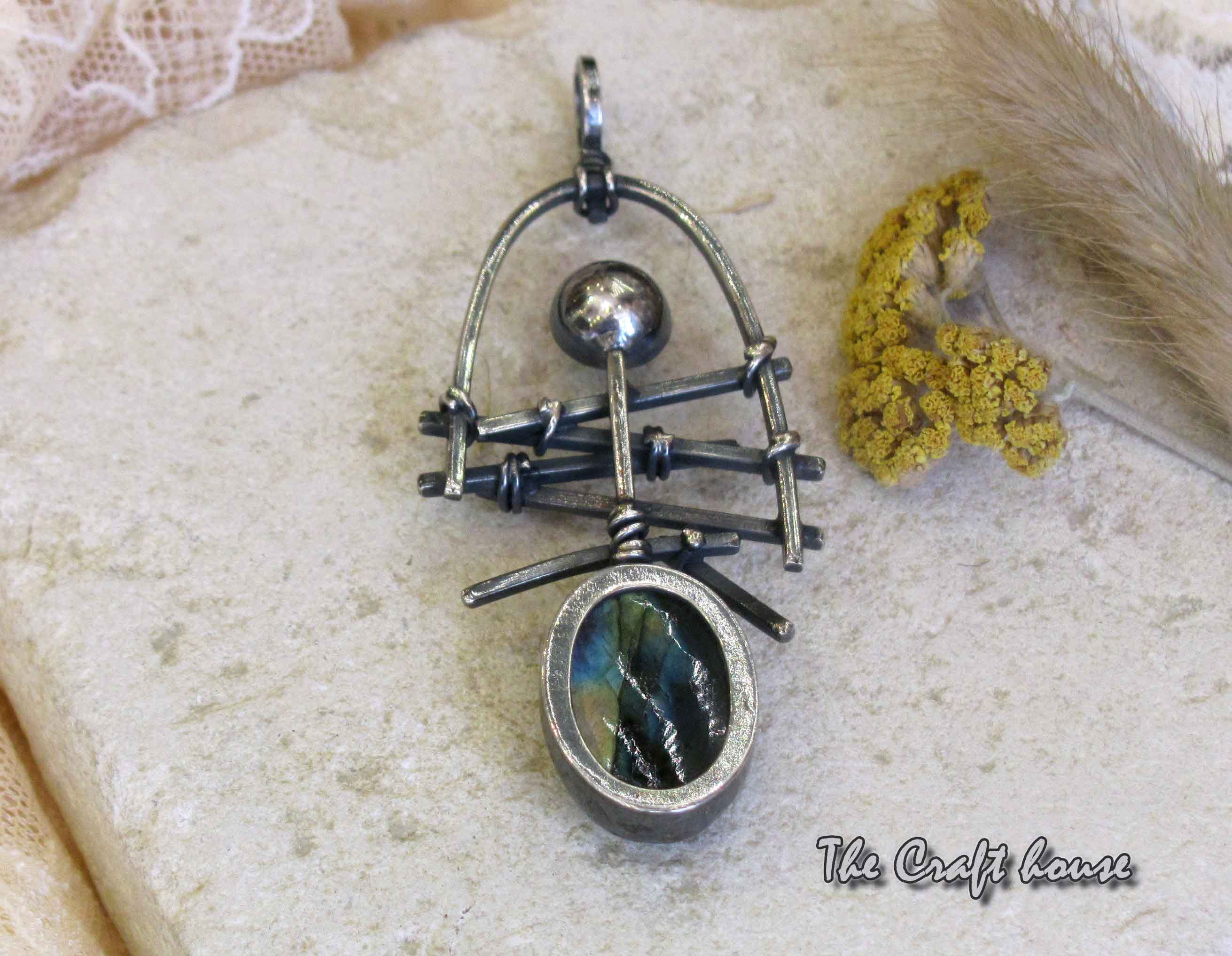 Silver pendant with Labradorite