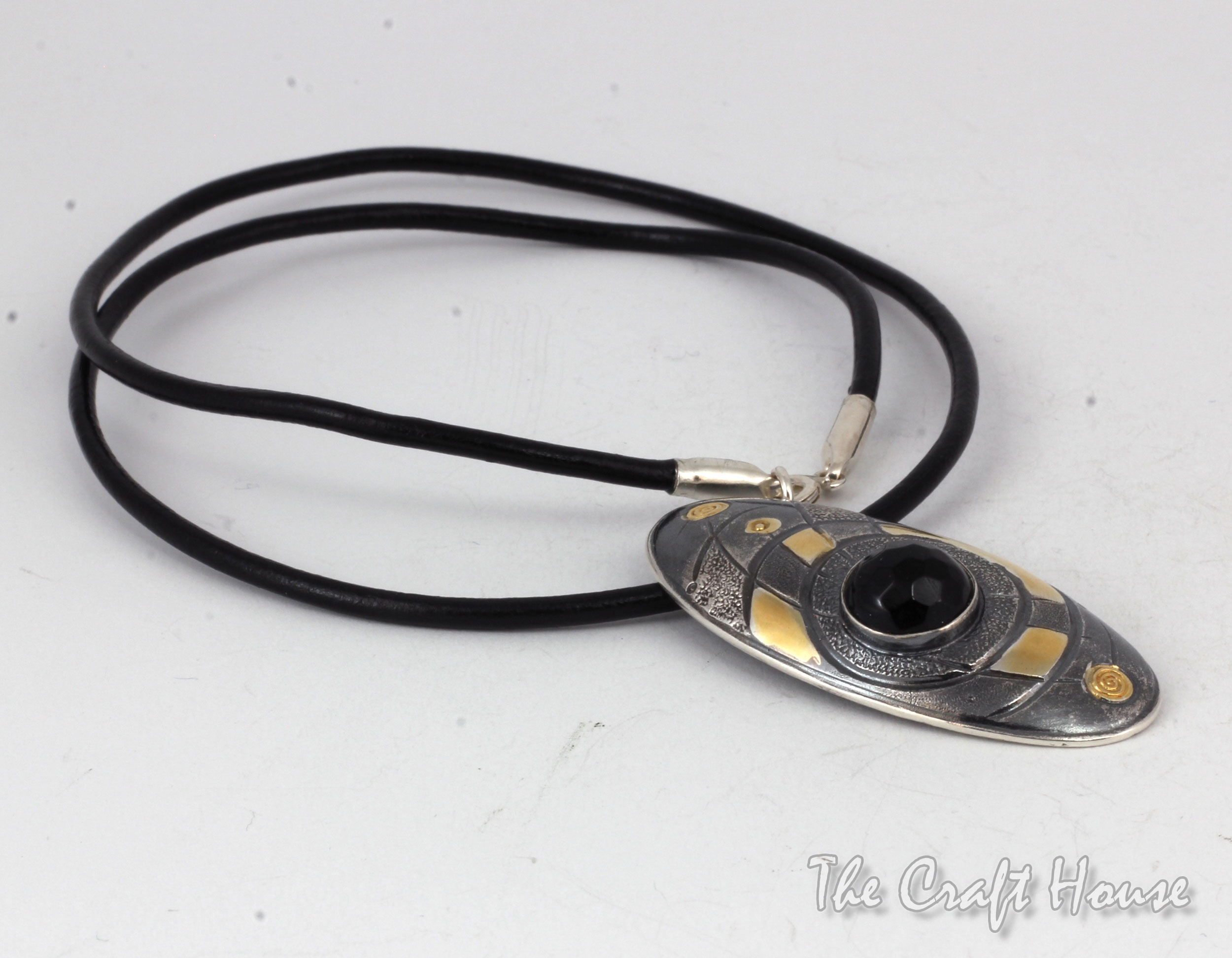 Сребърно колие с Оникс и позлата - 130 лв (66.47 €)