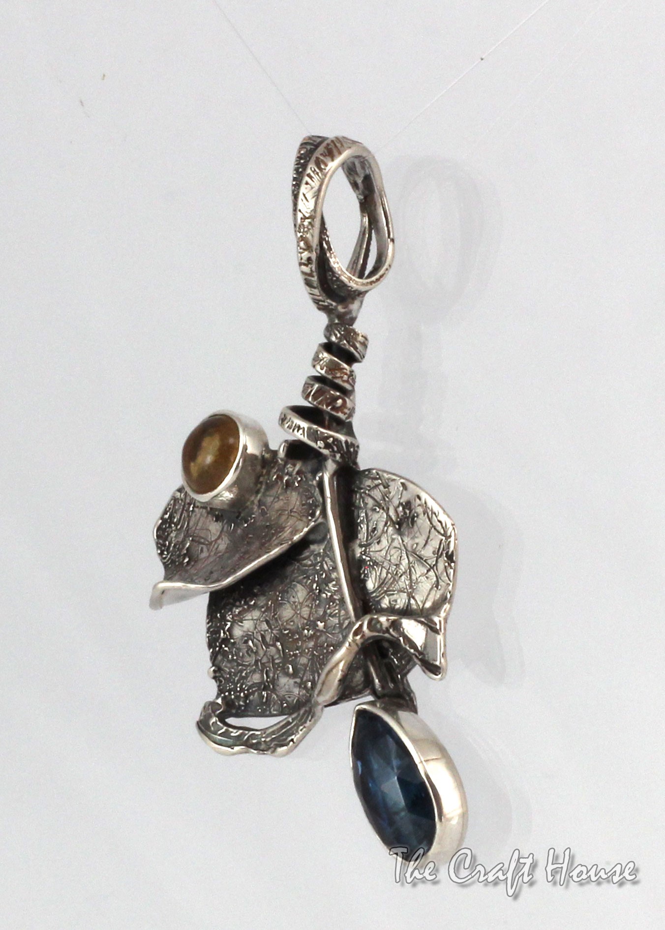 Сребърен медальон с Кианит - 200 лв (102.26 €)