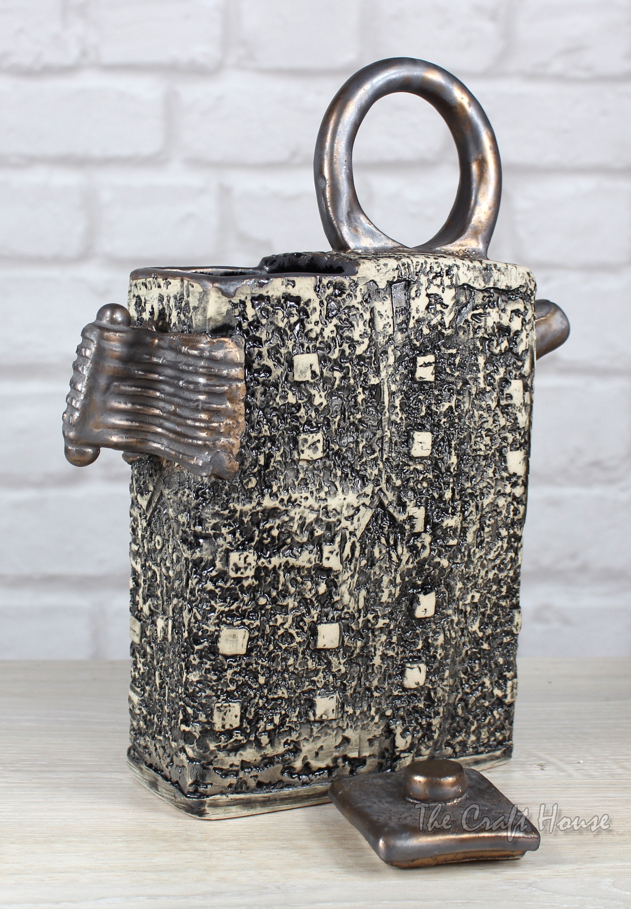 Ceramic pot