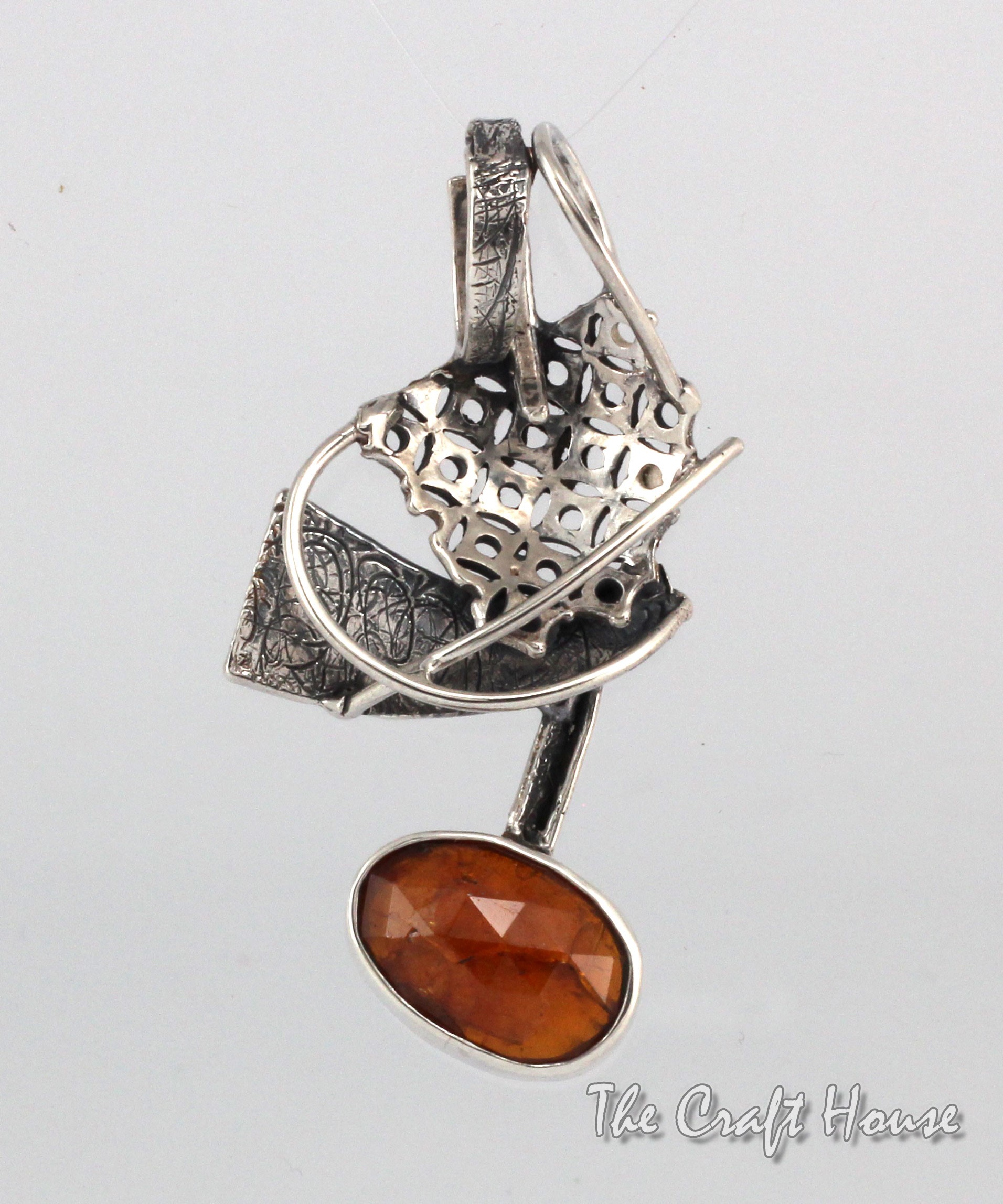 Сребърен медальон с Кианит - 230 лв (117.60 €)