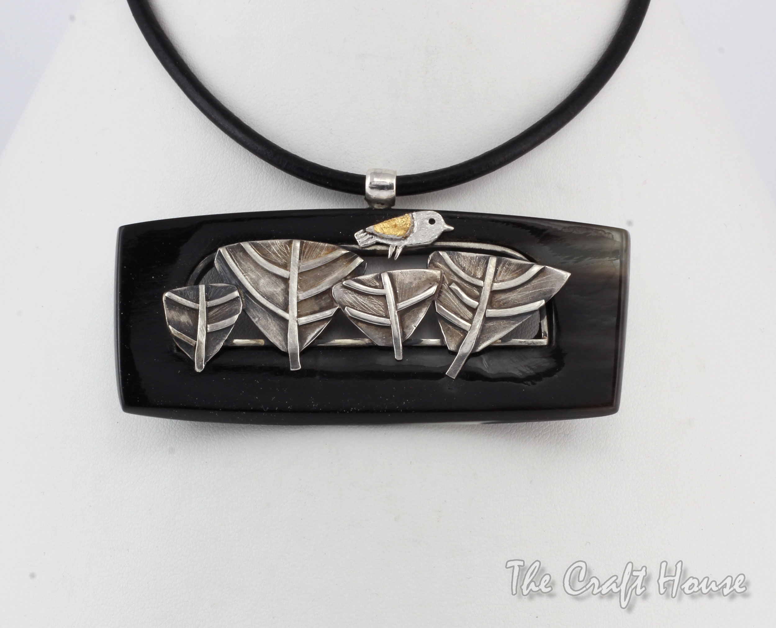 Silver necklace with horn - 92.03 € (180 lv)