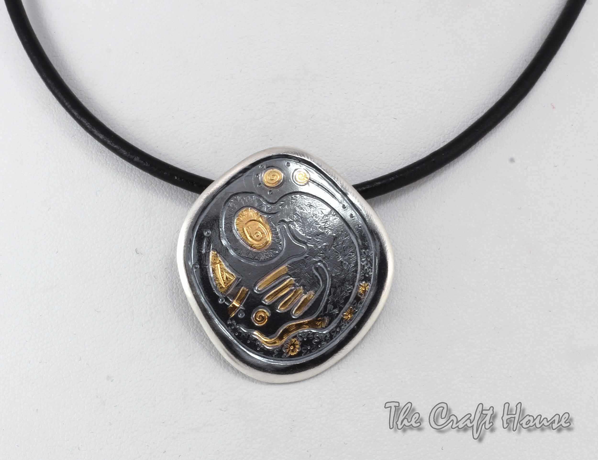 Колие с гравюра и позлата - 90 лв (46.02 €)